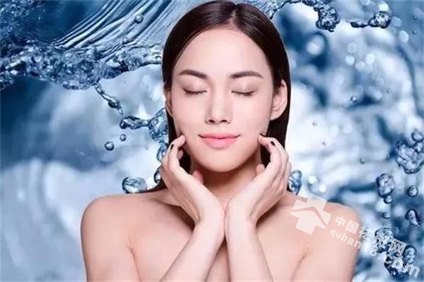 收了这本秋冬<a href=http://www.quban18.com/tag/hufu/>护肤</a>宝典，冬天美成小仙女！
